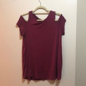 Exposed shoulder shirt